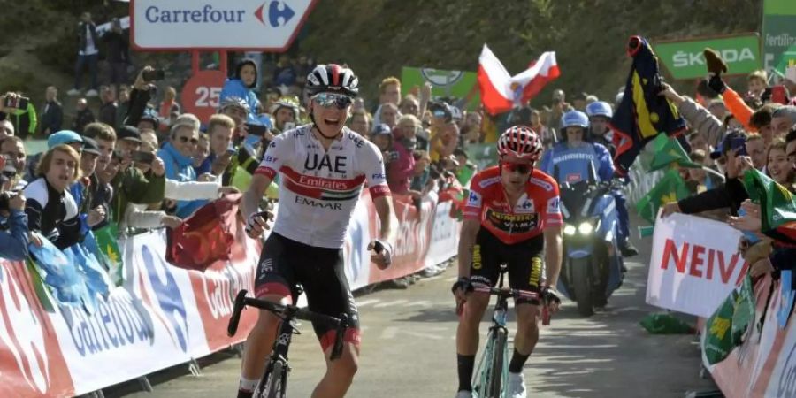 Tadej Pogacar (l) jubelt im Ziel vor Primoz Roglic. Foto: Yuzuru Sunada/BELGA