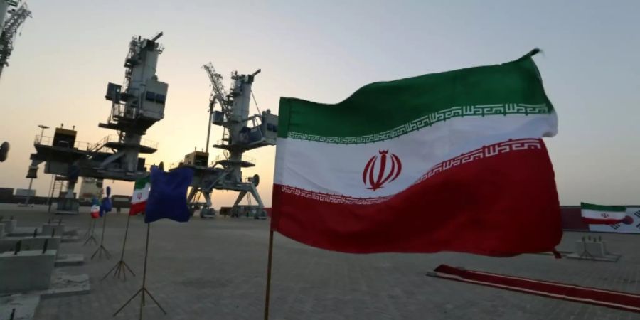 Iranische Flagge im Hafen von Schabahar