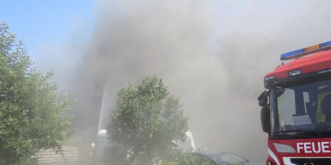 Feuerwehrleute löschen am 26.06.19 einen Brand in einem Doppeleinfamilienhaus in Zofingen AG. Zofingen