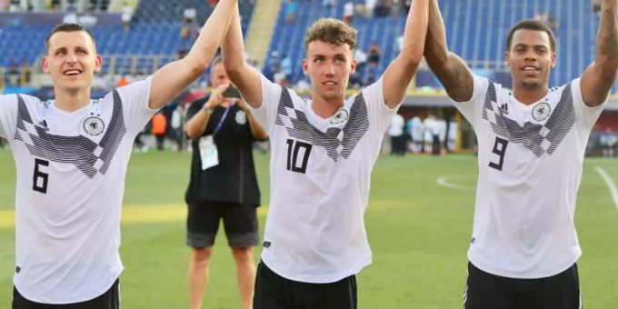 Luca Waldschmidt (M.) sorgt bei der U21-EM für Furore. Foto: Cezaro De Luca Luca Waldschmidt (M.) sorgt bei der U21-EM für Furore. Foto: Cezaro De Luca
