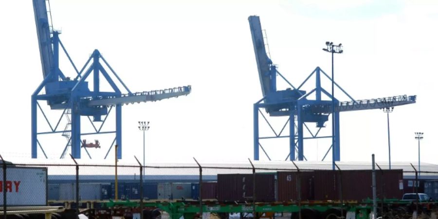 Verladung von Containern im Hafen von Philadelphia