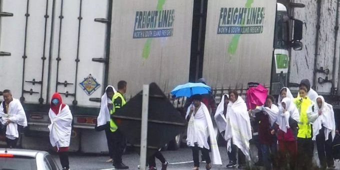 Überlebende des Busunglücks auf einer Strasse unweit des Unfallortes. Foto: Ben Fraser/Rotorua Daily Post via AP Überlebende des Busunglücks auf einer Strasse unweit des Unfallortes. Foto: Ben Fraser/Rotorua Daily Post via AP