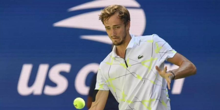 Steht nach dem Sieg über Stan Wawrinka im Halbfinale: Daniil Medwedew aus Russland in Aktion. Foto: Sarah Stier/FR171690 AP