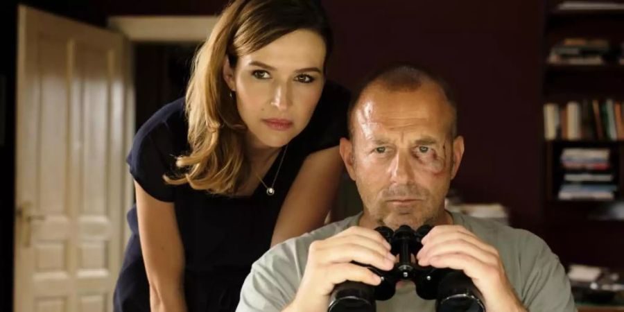 Brigitte Klein (Katrin Bauerfeind) und Richard Brock (Heino Ferch) arbeiten gemeinsam an einem Fall. Foto: Petro Domenigg/ZDF