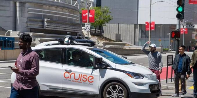 Ein selbstfahrendes Auto der Roboterwagenfirma Cruise sorgt für Unmut bei Fussgängern, nachdem es auf einer Kreuzung steckenbleibt und sie erst bei Rot verlässt. Foto: Andrej Sokolow auto