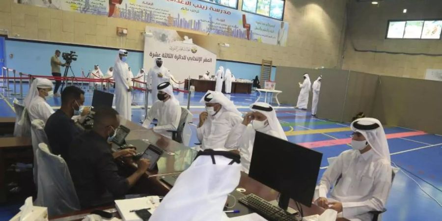 Ein Wahllokal in Doha. Foto: Hussein Sayed/AP/dpa