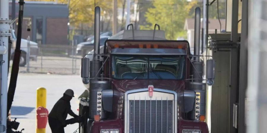 Lkw-Fahrer beim Tanken in Salt Lake City