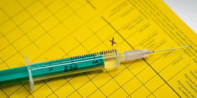 Impfpässe werden zunehmend gefälscht und zum Verkauf angeboten. Foto: Friso Gentsch/dpa/Illustration Impfpässe werden zunehmend gefälscht und zum Verkauf angeboten. Foto: Friso Gentsch/dpa/Illustration