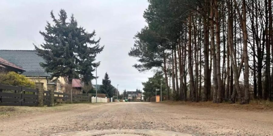 Blick auf eine unbefestigte Sandstrasse. Das Bundesverfassungsgericht hat sich zu der Frage geäussert, ob Grundstückseigentümer noch nach vielen Jahren für den Bau einer Strasse zur Kasse gebeten werden dürfen. Foto: Zentralbild/dpa-Zentralbild/dpa