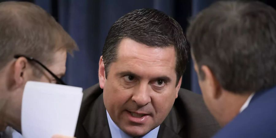 ARCHIV - Der republikanische Kongressabgeordnete Devin Nunes (M) verlässt das Repräsentantenhaus am Ende diesen Jahres, um die Bemühungen des ehemaligen Präsidenten Donald Trump zu leiten, eine Social-Media-Plattform zu gründen, die mit Twitter konkurrieren soll. Foto: J. Scott Applewhite/AP/dpa