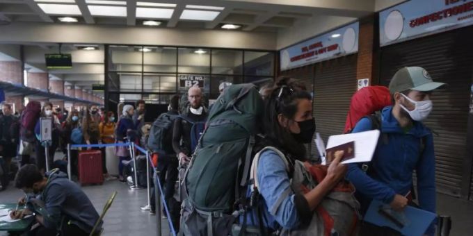 Nach der grössten Rückholaktion zu Beginn der Corona-Pandemie haben Tausende Betroffene ihre Rechnung noch nicht bezahlt. Foto: Niranjan Shrestha/AP/dpa/Archiv Nach der grössten Rückholaktion zu Beginn der Corona-Pandemie haben Tausende Betroffene ihre Rechnung noch nicht bezahlt. Foto: Niranjan Shrestha/AP/dpa/Archiv