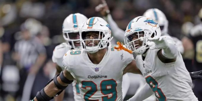 Die Spieler der Miami Dolphins feiern den Sieg in der NFL. NFL