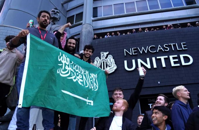 Die Fans von Newcastle United feiern die Ankunft der neuen Besitzer. Photo: Owen Humphreys/PA Wire/dpa Newcastle United