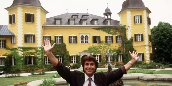 Schlagerstar Roy Black 1990 vor dem Schloss am Wörthersee - Schauplatz der RTL-Serie «Ein Schloss am Wörthersee». Foto: Istvan Bajzat/dpa roy black