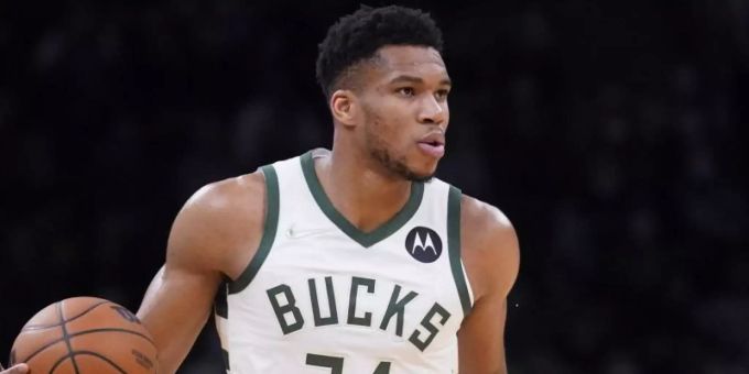Milwaukees Superstar Giannis Antetokounmpo kann derzeit nicht spielen. Foto: Charles Krupa/AP/dpa Milwaukees Superstar Giannis Antetokounmpo kann derzeit nicht spielen. Foto: Charles Krupa/AP/dpa