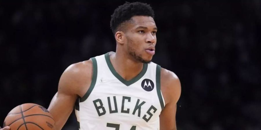 Milwaukees Superstar Giannis Antetokounmpo kann derzeit nicht spielen. Foto: Charles Krupa/AP/dpa