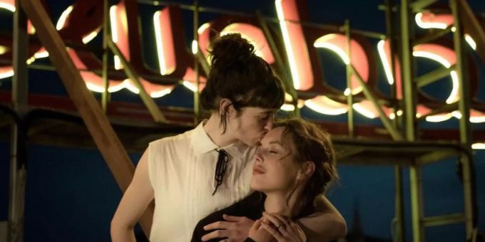 Hedi (Valerie Stoll, r) und Fritzi (Lia von Blarer) geniessen den Augenblick (Folge 3). Foto: David Lukacs/ARD Degeto/RBB/Constantin Film/UFA Fiction/dpa Hedi (Valerie Stoll, r) und Fritzi (Lia von Blarer) geniessen den Augenblick (Folge 3). Foto: David Lukacs/ARD Degeto/RBB/Constantin Film/UFA Fiction/dpa