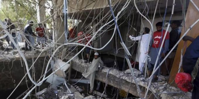 Rettungskräfte untersuchen den Ort der Explosion. Foto: Fareed Khan/AP/dpa Rettungskräfte untersuchen den Ort der Explosion. Foto: Fareed Khan/AP/dpa