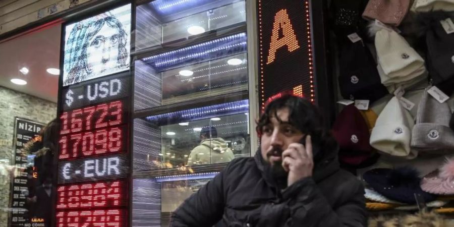 Eine Wechselstube in Istanbul zeigt die Kurse vom Freitag. Foto: Emrah Gurel/AP/dpa