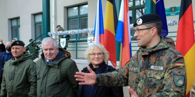 Christine Lambrecht mit ihrem litauischen Kollegen Arvydas Anusauskas (l.) Christine Lambrecht mit ihrem litauischen Kollegen Arvydas Anusauskas (l.)