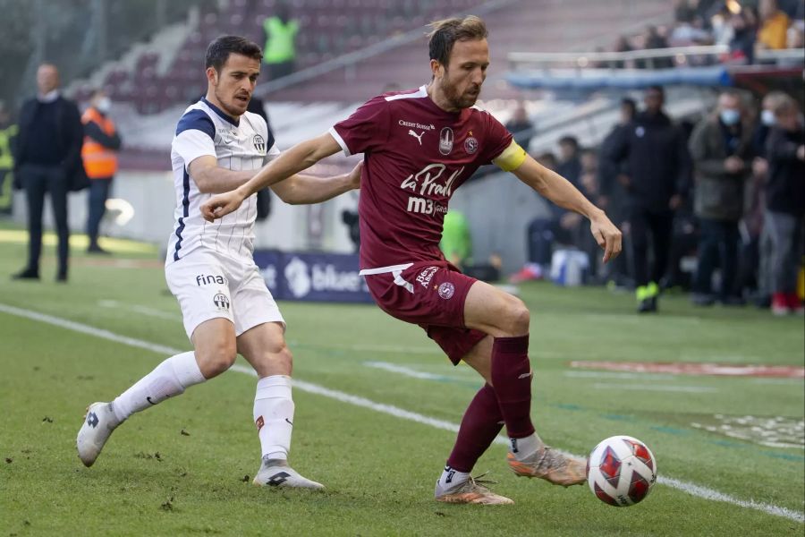 Zürichs Adrian Guerrero (l.) setzt Servette-Captain Anthony Sauthier unter Druck.