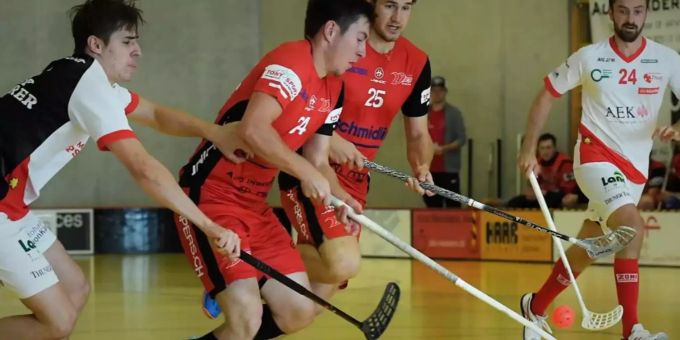 Im Bild sind rechts Damian Furrer (Nr. 24) und links Pascal Holdener (Nr. 25) zu sehen, wie sie gegen den A-Ligisten UHC Thun im 1/32-Cup-Final des Mobiliar Cups Paroli bieten.
