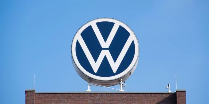 ARCHIV - 11.08.2021, Niedersachsen, Wolfsburg: Das Markenhochhaus von Volkswagen auf dem Gelände vom VW-Werk Wolfsburg. Volkswagen