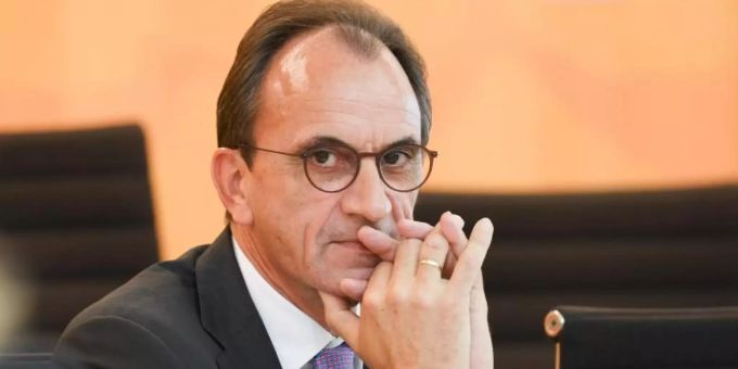 «Haben die Kompetenz und den festen Willen, für mehr Steuergerechtigkeit zu sorgen»: Hessens Finanzminister Michael Boddenberg hat angeboten, die «Pandora Papers» zentral auszuwerten. Foto: Arne Dedert/dpa «Haben die Kompetenz und den festen Willen, für mehr Steuergerechtigkeit zu sorgen»: Hessens Finanzminister Michael Boddenberg hat angeboten, die «Pandora Papers» zentral auszuwerten. Foto: Arne Dedert/dpa