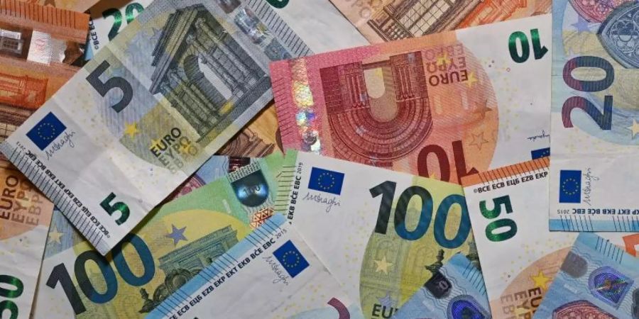 Die Bundesbank schätzt, dass auf Bankkunden bald höhere Gebühren zukommen werden. Grund sind Zinsen, die die Institute der EZB zahlen müssen. Foto: Patrick Pleul/dpa-Zentralbild/dpa/Illustration