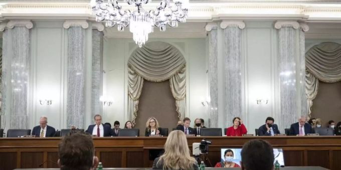 Frances Haugen (vorne M.) sagt während einer Anhörung im Handels-Unterausschuss des US-Senats aus. Foto: Drew Angerer/Pool Getty Images North America/AP/dpa Frances Haugen (vorne M.) sagt während einer Anhörung im Handels-Unterausschuss des US-Senats aus. Foto: Drew Angerer/Pool Getty Images North America/AP/dpa