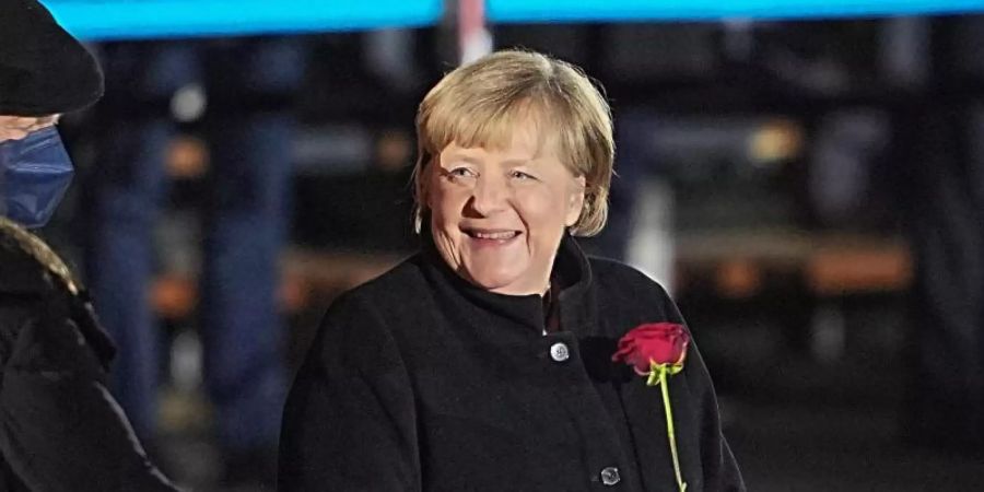 Bundeskanzlerin Angela Merkel nach dem Grossen Zapfenstreich. Foto: Michael Kappeler/dpa