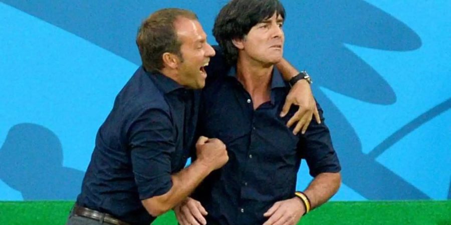 Der damalige Bundestrainer Joachim Löw (r) und sein damaliger Assistent Hansi Flick bei der WM 2014. Foto: picture alliance / dpa