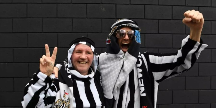 Newcastle-Fans in arabischen Kostümen