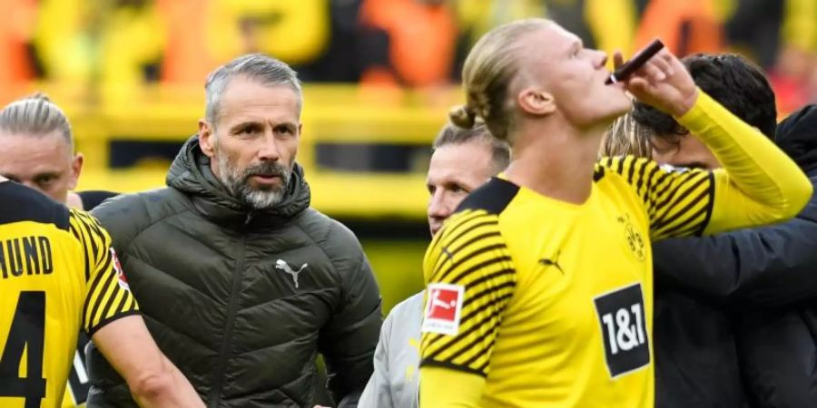 Hält einen längeren Verbleib von Torjäger Erling Haaland in Dortmund für nicht ausgeschlossen: BVB-Coach Marco Rose (l). Foto: Bernd Thissen/dpa