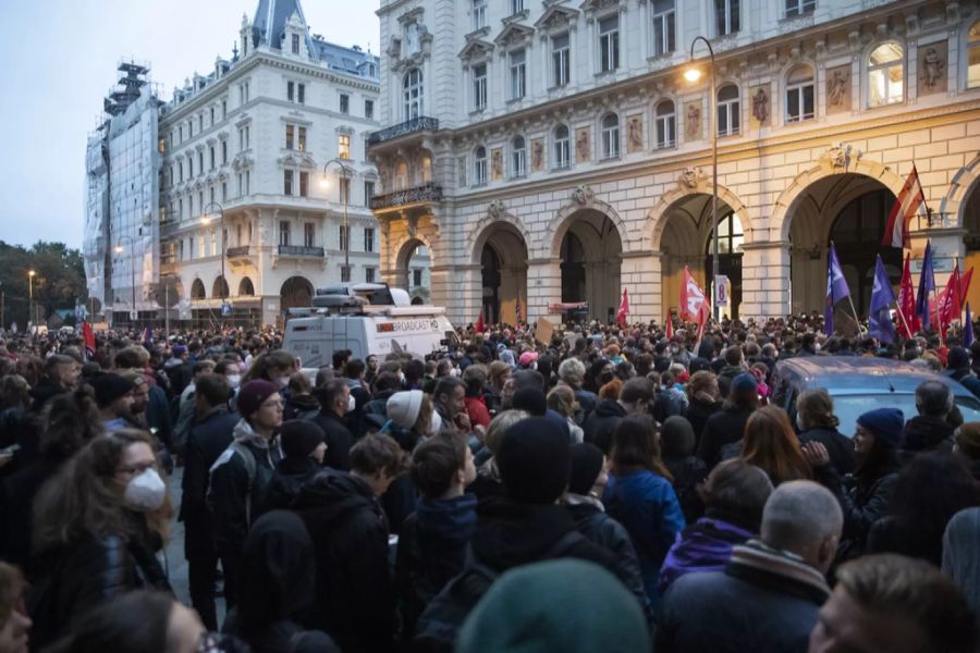 Über 1000 Personen fanden sich am Donnerstagabend vor der ÖVP-Zentrale ein.