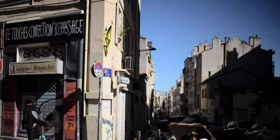 Ein Haufen verbrannter Abfälle in Marseille. Foto: Daniel Cole/AP/dpa