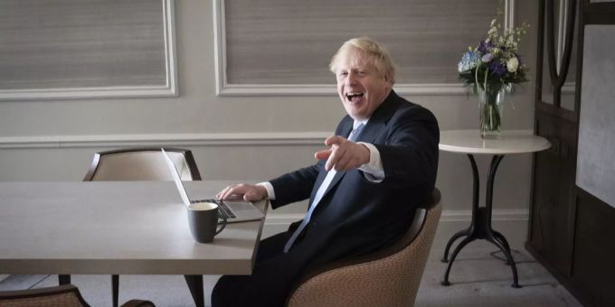 Wer richtig rechnet, hat mehr vom Leben: Der britische Premierminister Boris Johnson verspricht sich viel von der hohen Impfquote seines Landes. Boris Johnson Coronavirus