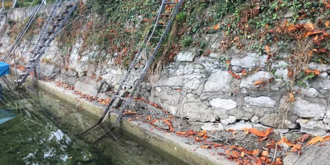 Teils maroder Zustand: Südliche Sandsteinmauer beim Inselihafen.