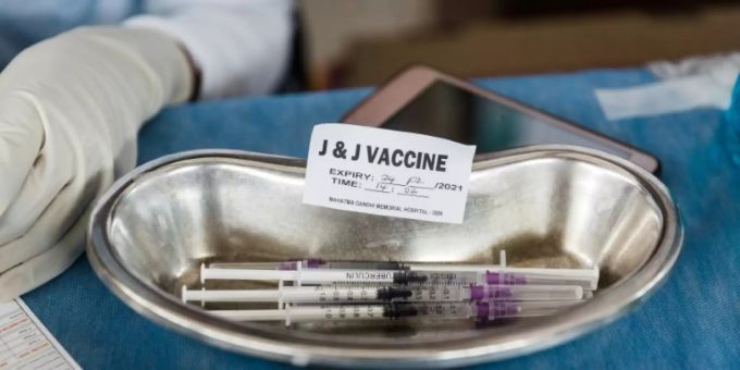 Impfstoff von Johnson & Johnson gegen das Coronavirus. johnson & johnson