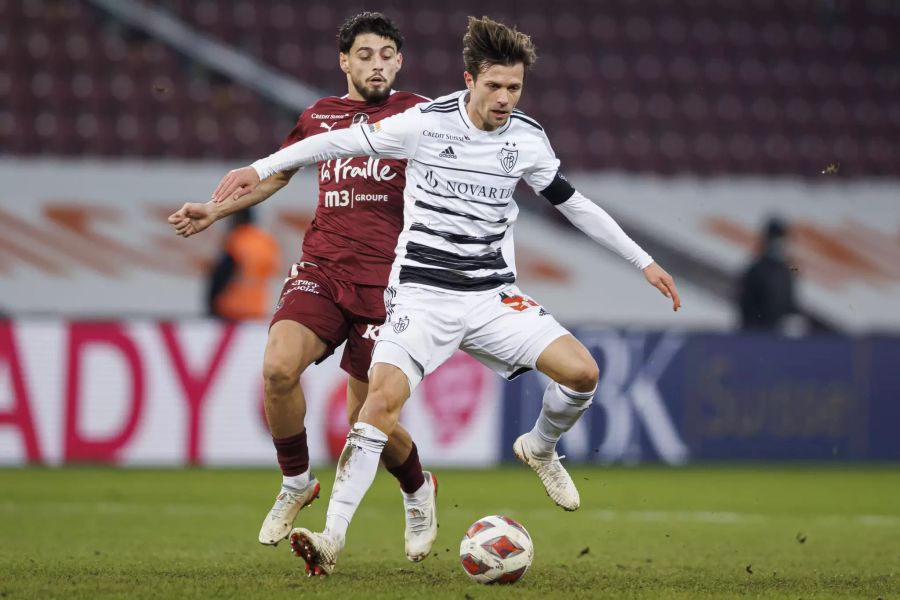 Servette-Angreifer Kastriot Imeri (l.) im Duell mit Valentin Stocker (r.) vom FC Basel.