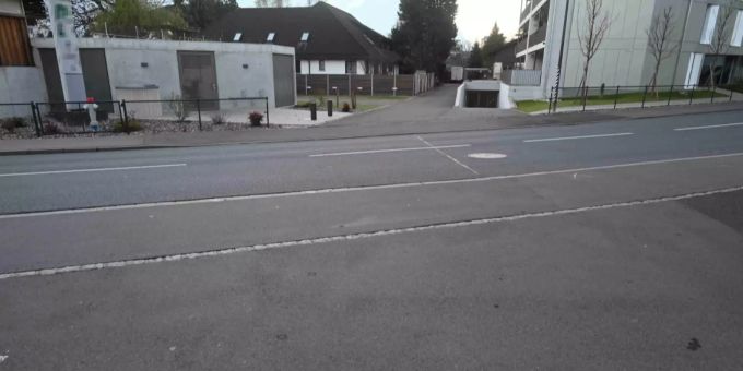 Am Mittwoch ist auf der Rheinaustrasse ein Auto mit einem 23-jährigen E-Bike Fahrer zusammengestossen.