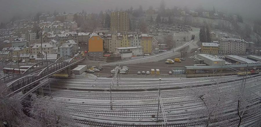 In St.Gallen liegt Schnee auf den Gleisen.