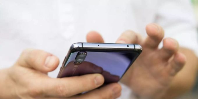 Ein Hinweis bevor etwas passiert: Das System Cell Broadcast ermöglicht es Behörden, allen Handynutzern, die sich gerade in einem bestimmten Gebiet aufhalten, eine Warnung zu schicken. Foto: Robert Günther/dpa-tmn handy