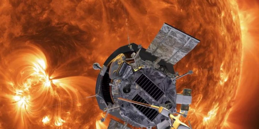 Die Computergrafik zeigt die «Parker Solar Probe»-Sonde der US-Raumfahrtbehörde Nasa auf dem Weg zur Sonne. Foto: -/AP/dpa