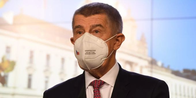 Andrej Babis spricht an einer Pressekonferenz. Andrej Babis