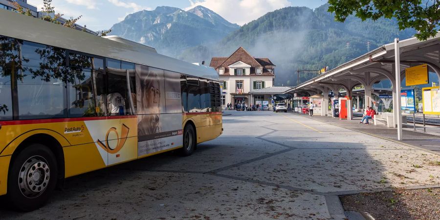 InterCity Nummer 61 nach Basel SBB im Bahnhof Interlaken West.