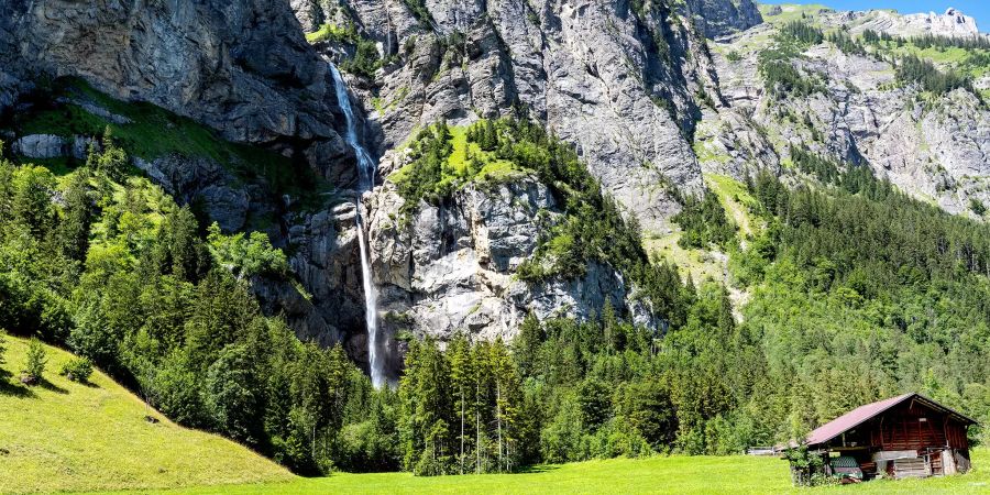 Felskulisse, Allmenbachfall, Holzschopf und Wiese in Kandersteg.