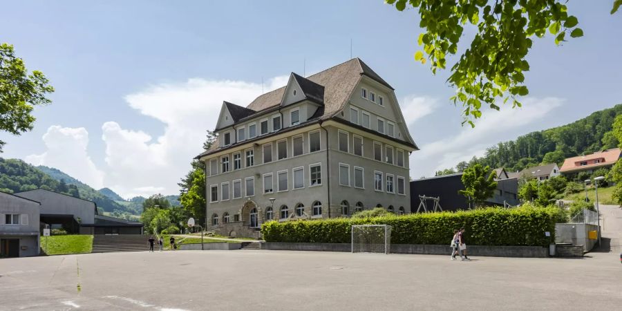 Das Schulhaus (Primarschule) am Paul-Suter-Weg in Reigoldswil.