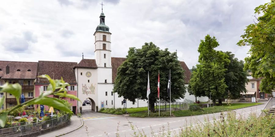 Die Sankt Katharinenkirche und Stadttor (Untertor) in Laufen.