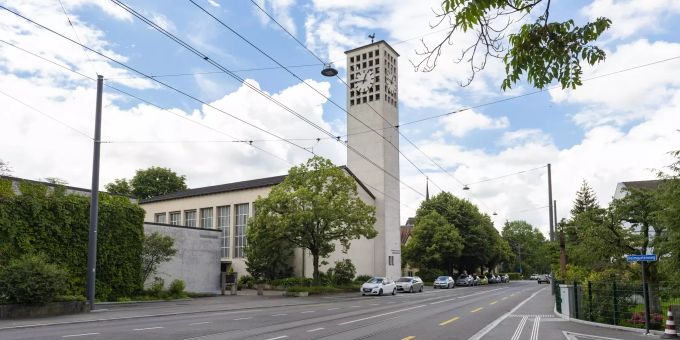 Die reformierte Christuskirche und das Calwinhaus an der Baslerstrasse in Allschwil. Die reformierte Christuskirche und das Calwinhaus an der Baslerstrasse in Allschwil.